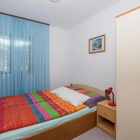 Street Apartment *