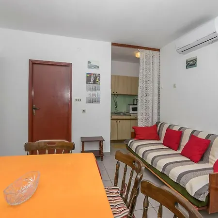 Street Apartment Nin